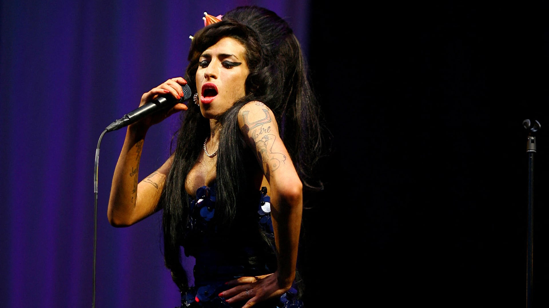 El peinado beehive y el delineado de ojos inspirado en Cleopatra se convirtieron en sellos del estilo de Amy Winehouse (Ben STANSALL / AFP)