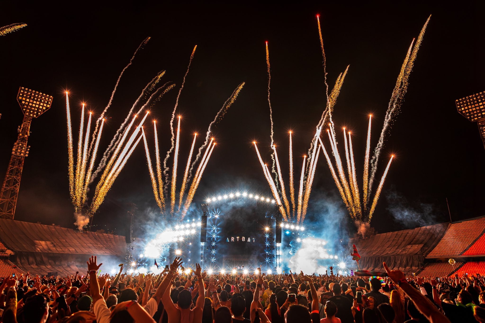 Otros asistentes al evento encontraron al hombre inconsciente en el suelo de uno de los escenarios -crédito @edc_colombia