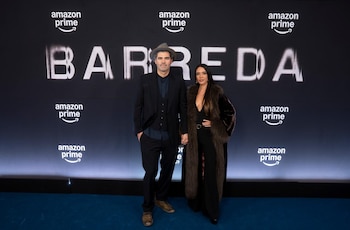 Armando Bó y Josefina Pérez Portillo posan tomados de la mano ante un panel negro con la palabra Barreda y logos de Amazon Prime