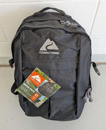 Una mochila negra Ozark Trail