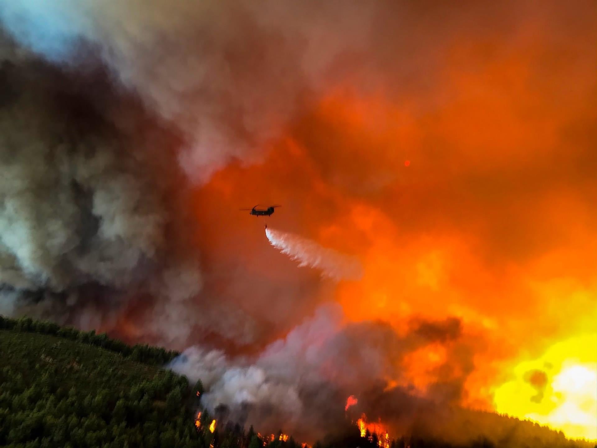 Las autoridades griegas ordenan evacuar dos localidades cercanas a Atenas tras un nuevo incendio forestal