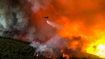 Las autoridades griegas ordenan evacuar dos localidades cercanas a Atenas tras un nuevo incendio forestal
