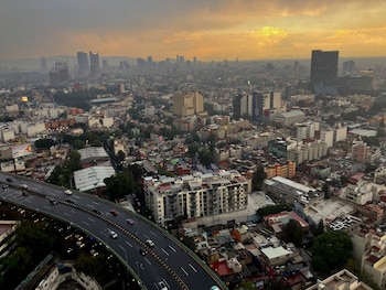 El sol se pone sobre