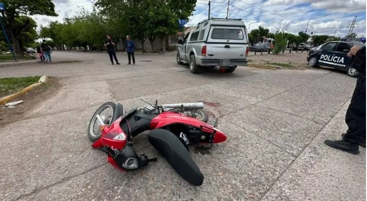 La motocicleta Mondal 110 cc en donde viajaban la madre y su hija y que fue impactada por la camioneta conducida por un hombre de 73 años (Policía de Mendoza)
