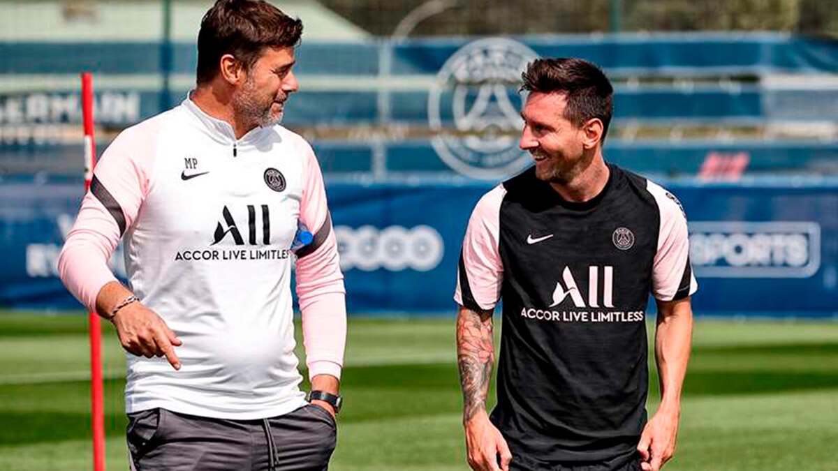 pochettino next to Messi in his stage on PSG