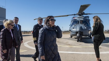 Robles visita Airbus Helicopters en