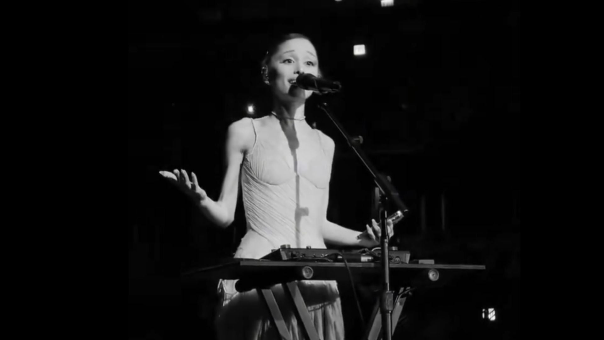 Ariana Grande dedicó cuatro minutos de su concierto en Chicago para explicar personalmente por qué decidió alejarse temporalmente de la vida pública (Créditos: Team Ariana)