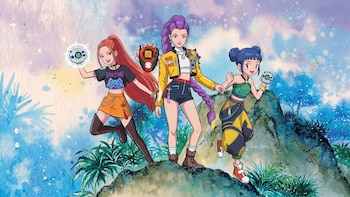 Tres chicas de estilo anime con vestimenta de colores y peinados llamativos sostienen pequeños dispositivos digitales en una montaña