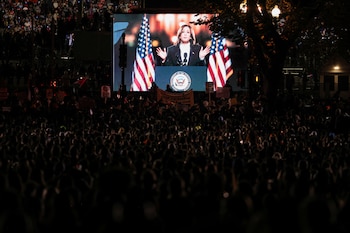 Una pantalla gitante muestra a Kamala Harris (REUTERS/Carlos Barria)