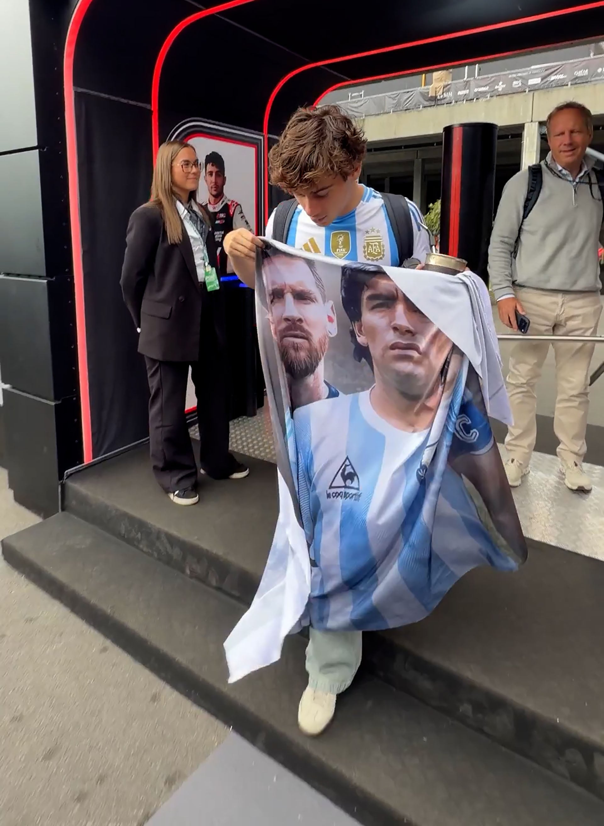 Franco luego de cruzar los molinetes en el ingreso a los boxes. Detrás asoma uno de sus manager, Jamie Campbell-Walter (Captura de video)