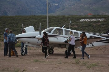 Algunas familias abordaron aeronaves para
