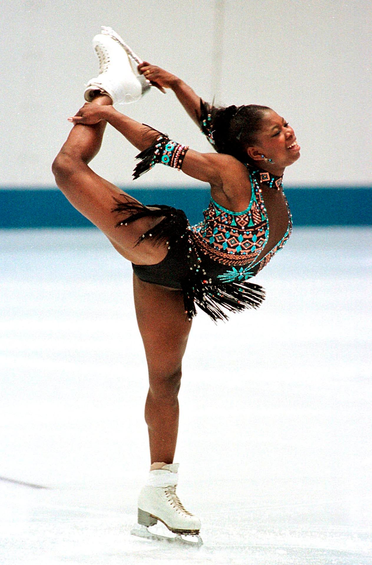 Surya Bonaly enfrentó discriminación y prejuicios por ser una de las pocas mujeres negras en la élite del patinaje artístico internacional (Grosby)