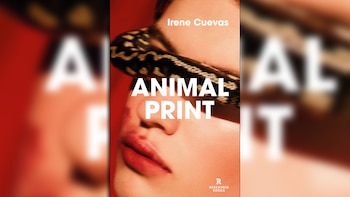 Portada del libro "Animal Print" de Irene Cuevas. Una serpiente oscura con patrón cubre los ojos de una persona. Fondo rojo intenso