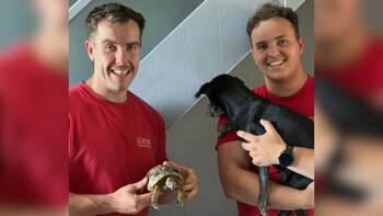 Dos bomberos posan con las