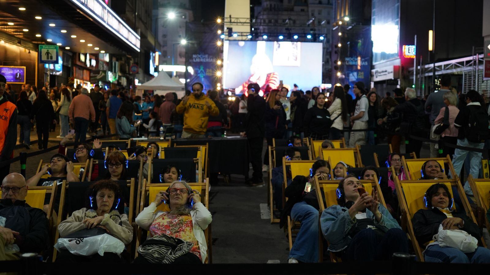 Miles de personas recorren librerías y participan de actividades en una jornada que celebra la literatura en Buenos Aires