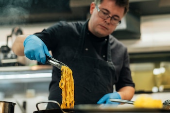 Este paso final al preparar un plato de pasta cambia por completo el resultado (Magnific)