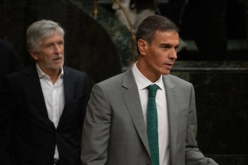 03/09/2026 El ministro del Interior, Fernando Grande-Marlaska (i), y el presidente del Gobierno, Pedro Sánchez (d), durante una sesión plenaria en el Congreso de los Diputados, a 3 de septiembre de 2026, en Madrid (España). Sánchez comparece este jueves ante el Pleno del Congreso para informar sobre la gestión del Ejecutivo en relación con los hechos ocurridos en Ceuta desde el pasado 30 de julio y sobre la situación que atraviesa la ciudad autónoma.
POLITICA
Fernando Sánchez - Europa Press