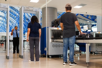 Desde el 1 de agosto de 2026, los pasajeros del Aeropuerto Internacional de El Salvador ya no deberán quitarse los zapatos en los controles de seguridad operados por CEPA. (Imagen de cortesía)