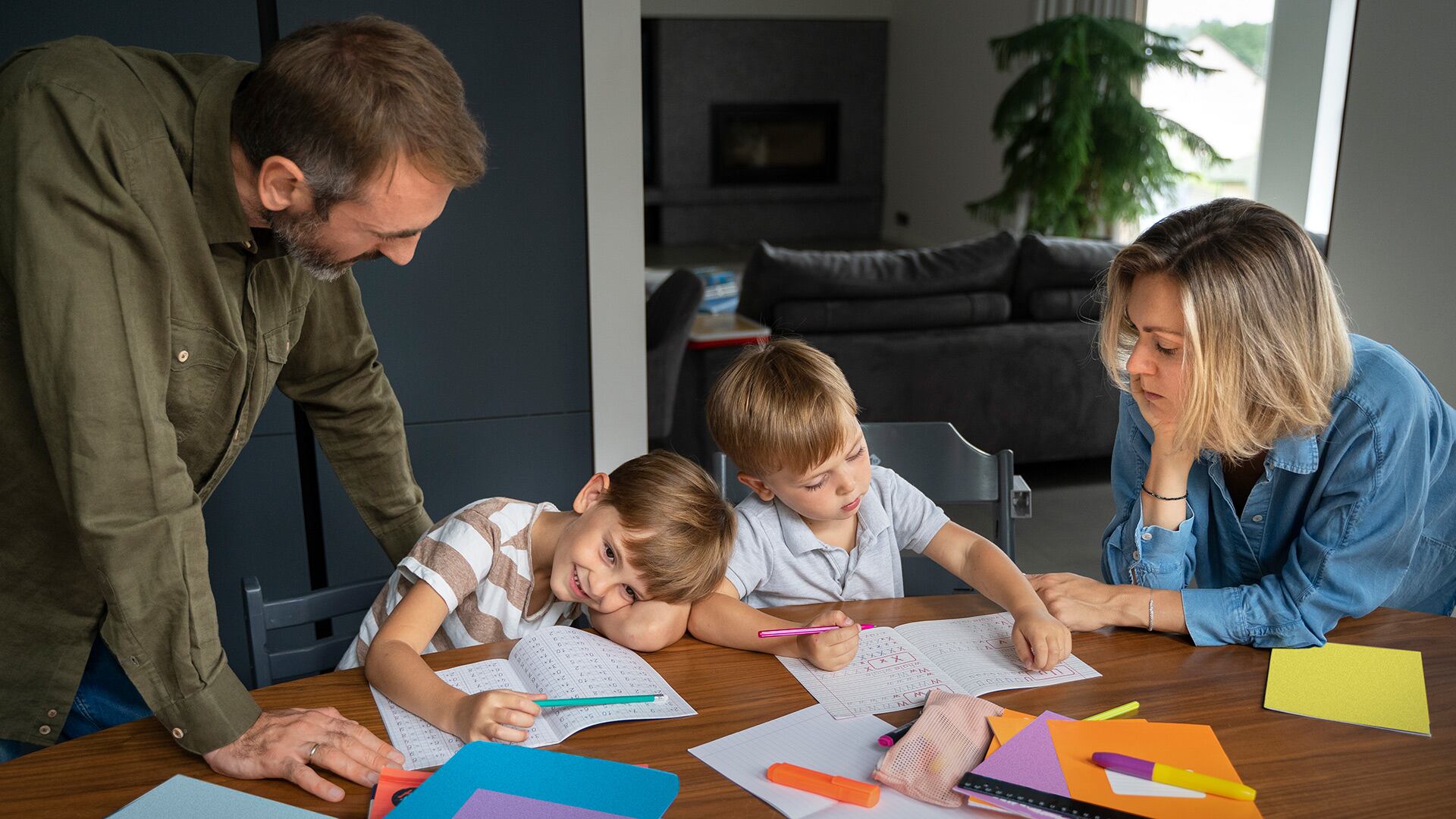 El acompañamiento emocional de los padres es esencial en momentos de alta presión académica (Freepik)