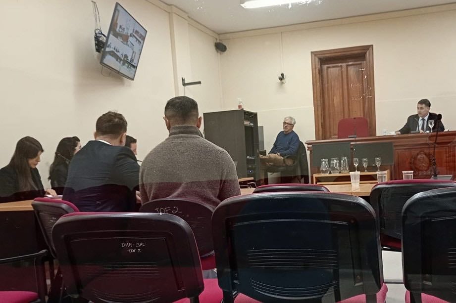 C.G.M., de súeter marrón, frente al magistrado en los Tribunales Federales. (Ministerio Público Fiscal)