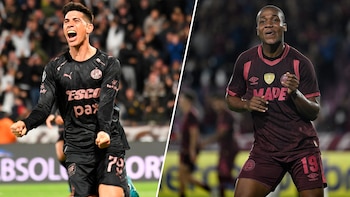 Composición de dos imágenes con futbolistas de Platense y Lanús festejando en la cancha de fútbol