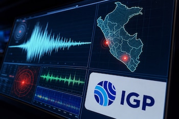Pantalla digital con un sismograma, un mapa de Perú con puntos rojos y el logotipo del Instituto Geofísico del Perú.
