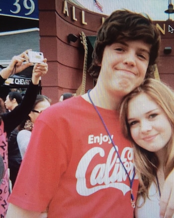 Stella Banderas junto a Alex