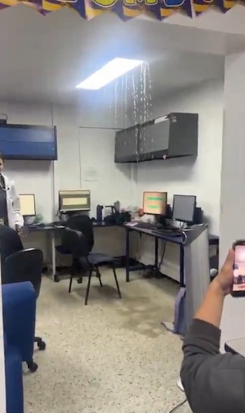 Fuerte lluvia inundó la UCI y Urgencias del Hospital La Samaritana en Bogotá - crédito Captura de video