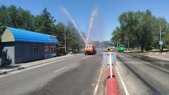 Un camión rocía litros de agua en Astaná ante la ola de calor de los últimos días (Gov.KZ)