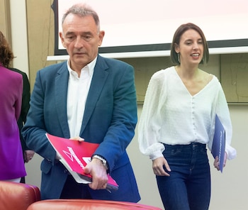 17/10/2025 La eurodiputada de Podemos, Irene Montero, y el diputado de Sumar Enrique Santiago, durante la jornada 'Lawfare, la democracia en disputa', en el Congreso, a 17 de octubre de 2025, en Madrid (España). Las jornadas han sido organizadas por el grupo parlamentario Sumar en colaboración con colectivos latinoamericanos en España.
POLITICA
Eduardo Parra - Europa Press