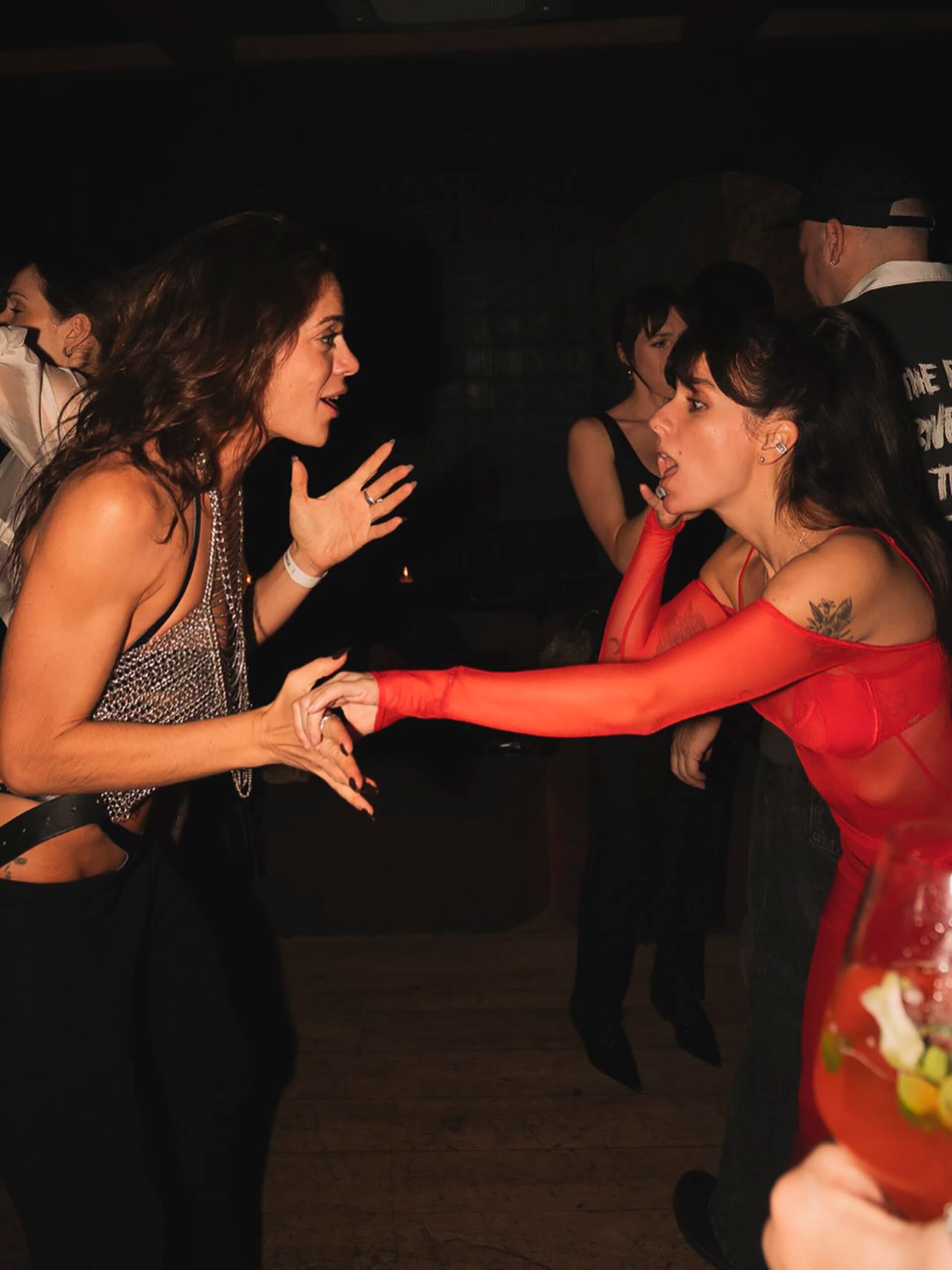 Emilia Attias y la cumpleañera