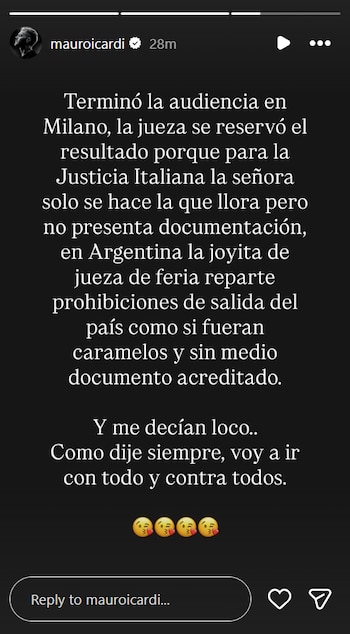 Captura de pantalla de historia de Instagram del usuario Mauro Icardi con un texto largo sobre una audiencia judicial y cuatro emojis de cara mandando un beso