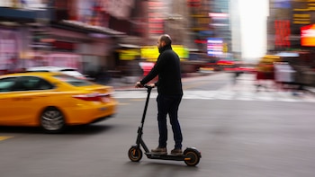 Nueva York avanza con proyectos para regular bicicletas ilegales y scooters tras el aumento de muertes en choques