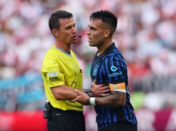 El árbitro Ilgiz Tantashev contiene