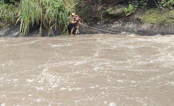 Seis pessoas foram arrastadas pela correnteza na região de Rompe Calzones, uma ainda está desaparecida após o incidente - crédito Bombeiros de Cundinamarca