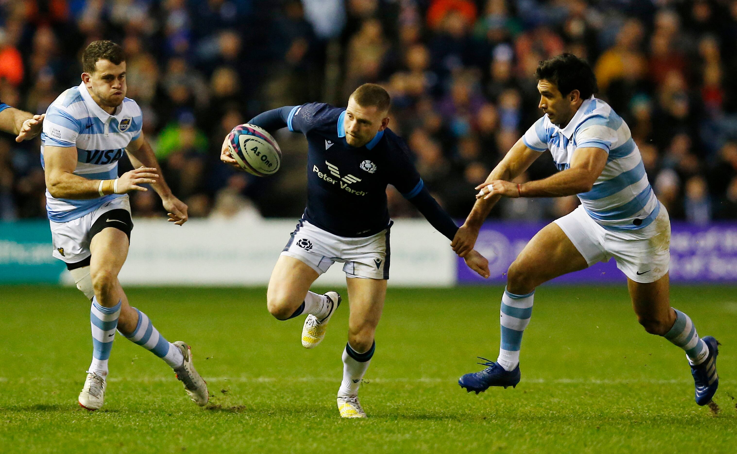 Finn Russell se escapa de la marca argentina (Reuters/Craig Brough)