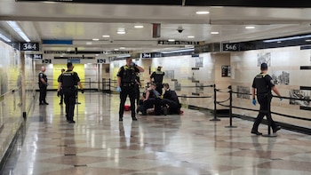Operativo policial en estación de tránsito: Agentes detienen a un individuo - VisualesIA ScribNews