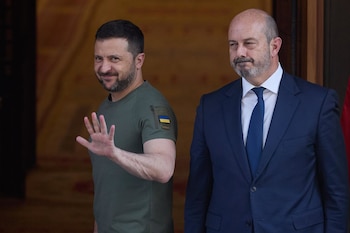 27/05/2024 El presidente de Ucrania, Volodimir Zelenski (i), saluda a su llegada al Congreso de los Diputados, a 27 de mayo de 2024, en Madrid (España). Zelenski ha sido recibido hoy por los dos presidentes, del Congreso y Senado, con quienes se ha reunido, junto al embajador de Ucrania en España, Serhii Pohoreltsev, y ha sido acompañado al Salón de Pasos Perdidos, donde ha firmado en el Libro de Honor. Además, el presidente de Ucrania también ha mantenido un encuentro con los portavoces de los grupos parlamentarios del Congreso y del Senado.
POLITICA
Jesús Hellín - Europa Press