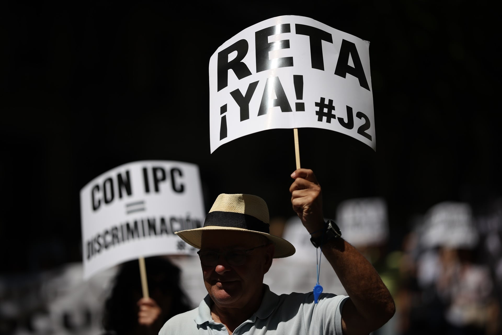 Persona porta una pancarta durante una manifestación para exigir al RETA una pasarela completa (Alejandro Martínez Vélez / Europa Press)