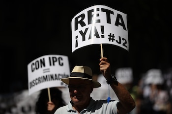 Persona porta una pancarta durante una manifestación para exigir al RETA una pasarela completa (Alejandro Martínez Vélez / Europa Press)