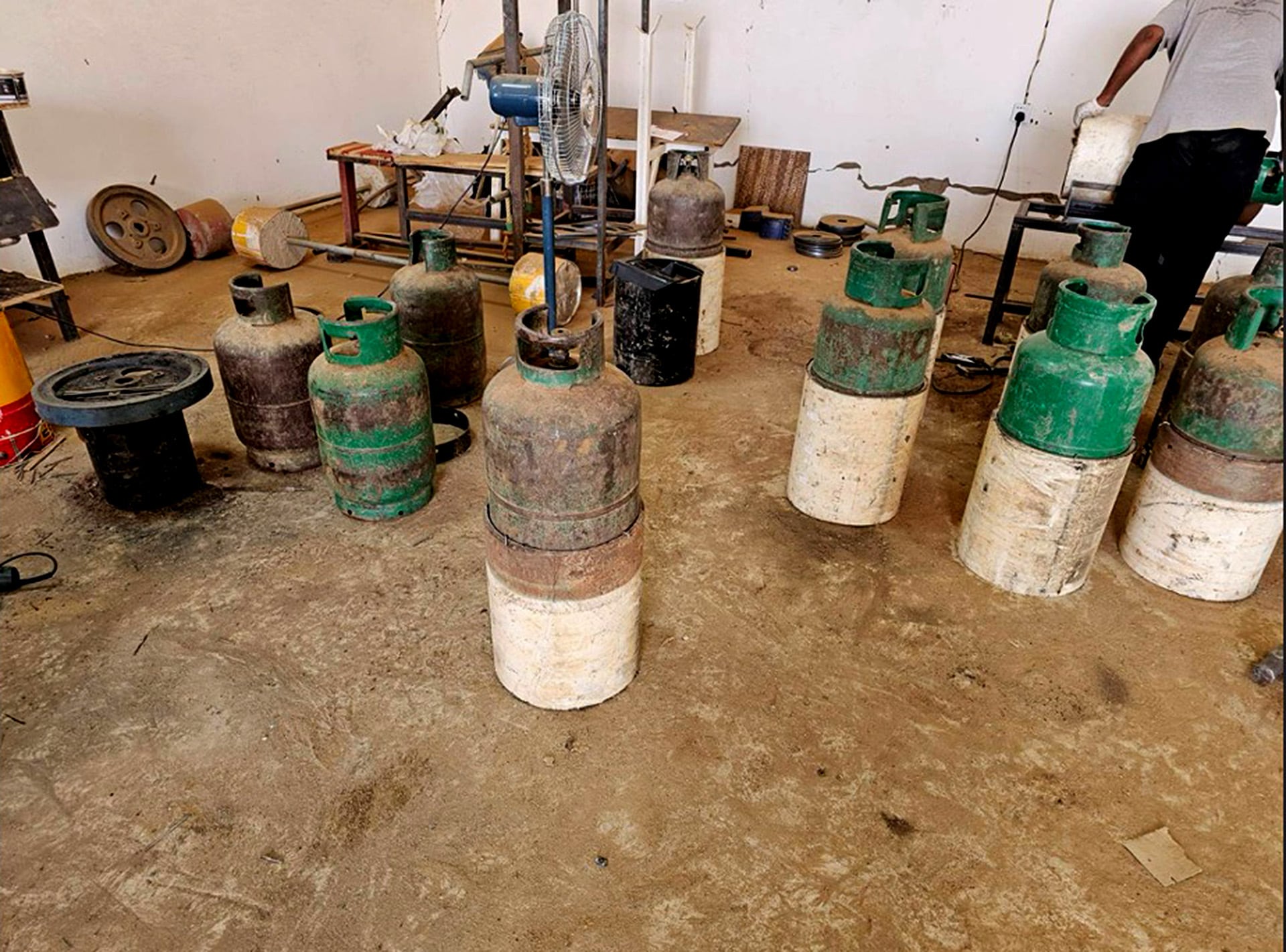 Cilindros utilizados normalmente para almacenar gas licuado en un presunto almacén de las Fuerzas Armadas Sudanesas (The Washington Post)