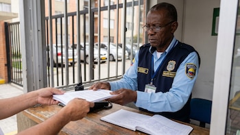 Trabajar después de los 55 ya no es imposible en Colombia: empresas están cambiando la forma de contratar