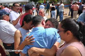 Presos políticos excarcelados son recibidos