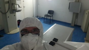 El cirujano trabaja en el