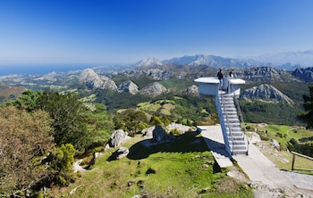 El mirador de El Fitu en Asturias con vistas a los Picos de Europa y al mar Cantábrico (Turismo Asturias)
