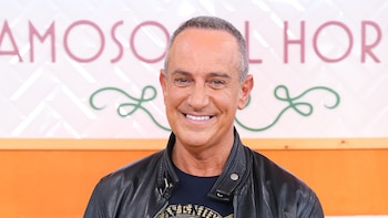 El presentador Víctor Sandoval posa durante la presentación de la segunda edición de 'Bake off: famosos al horno' de RTVE, en el Complejo La Cigüeña, a 7 de enero de 2024, en Madrid (España).
(Marta Fernández / Europa Press).