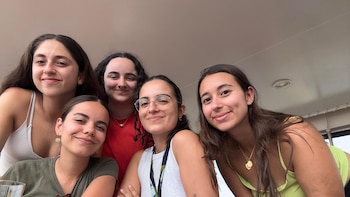 Cinco amigas enfermeras llevan tres