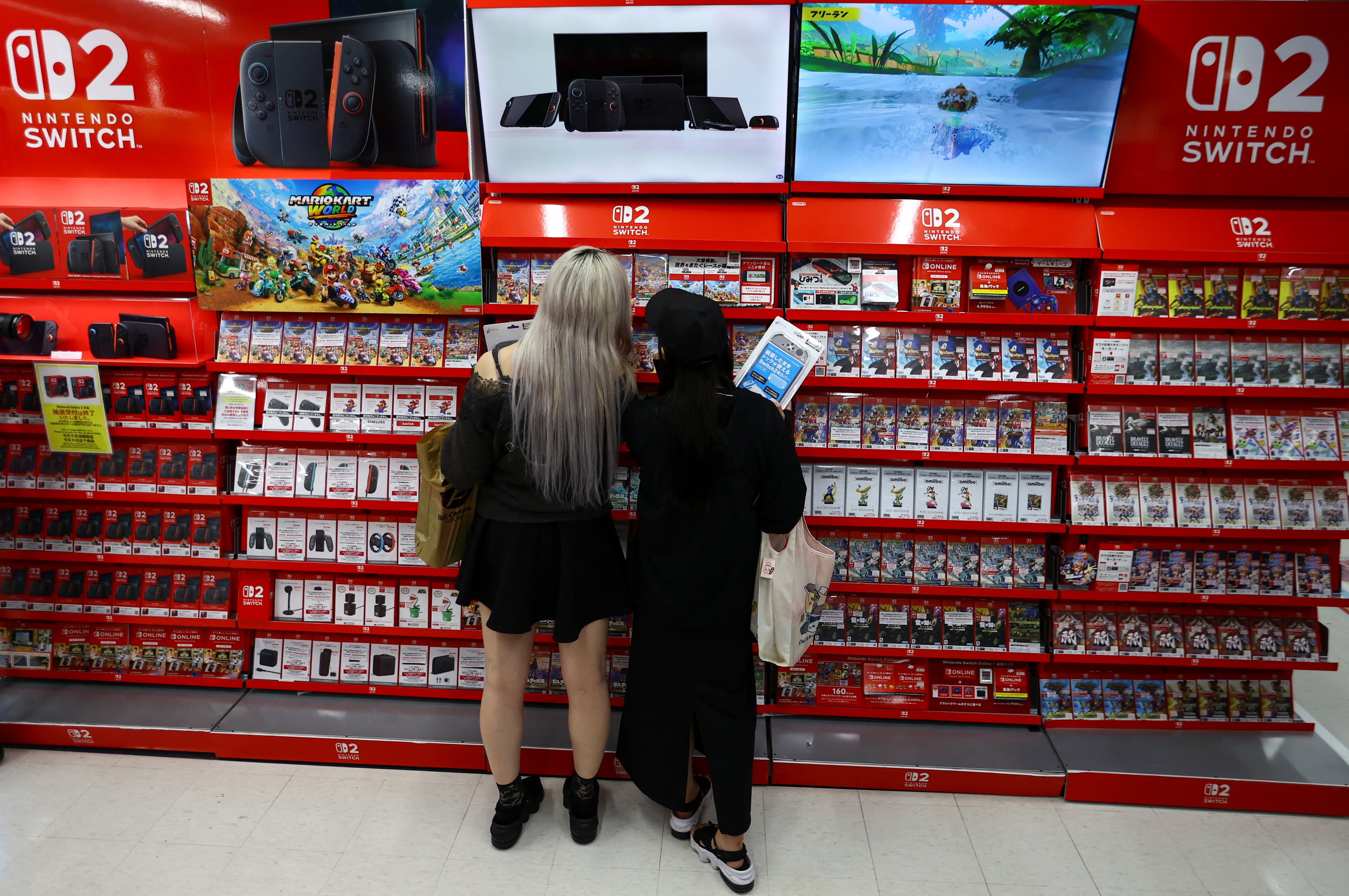 La consola Nintendo Switch 2 admite tanto juegos en soporte físico como versiones de descarga digital. (REUTERS/Issei Kato)