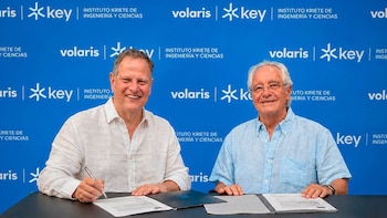 Línea aérea firma convenio con Key Institute para la formación de profesionales salvadoreños