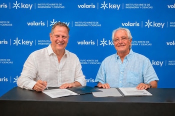 Representantes de Volaris y Key Institute durante la firma del convenio que facilitará la movilidad académica y profesional de estudiantes y docentes salvadoreños hacia México./ (Redes de Enrique Beltranena)